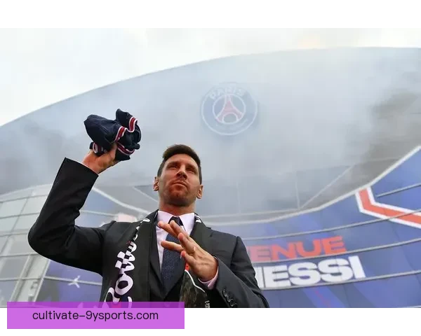 梅西离开巴萨转会巴黎，足球世界迎来震撼转折点，未来走势成谜